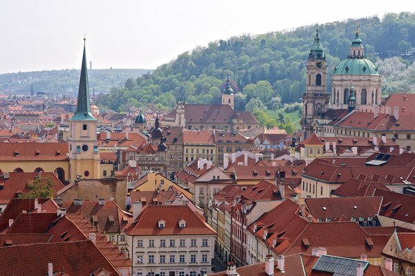 Vista panorámica de los tejados rojos de Praga