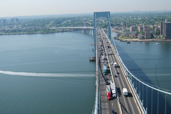 Samochody jadą przez most do miasta