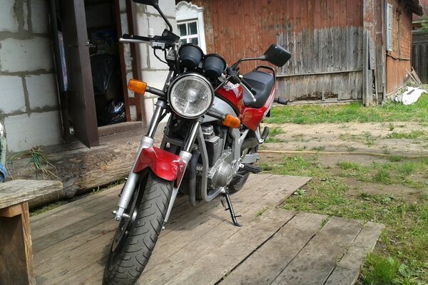 Photo d une vieille moto de village rouge