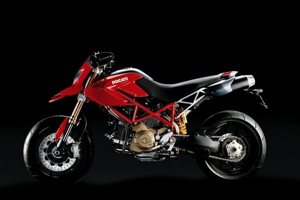 Moto Ducati en rouge