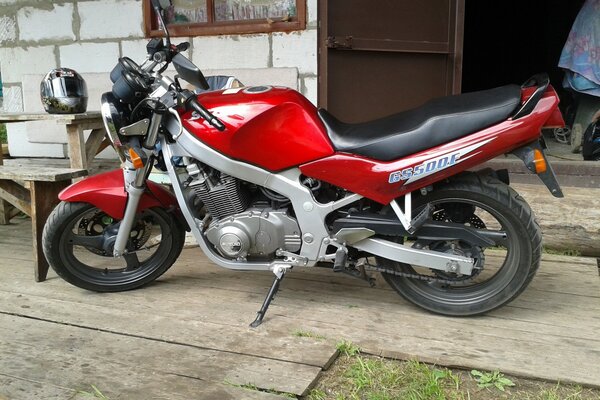 Roter Suzuki. Rotes Motorrad