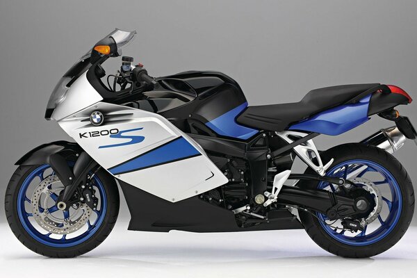 Une moto BMW attend son cavalier ou son cavalier