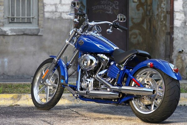 Moto Harley davidson bleue garée