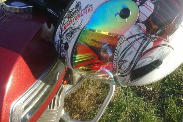 Casco de moto rojo