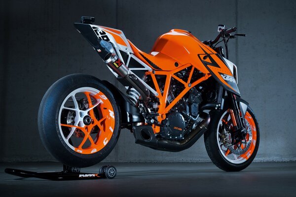 Title superduke naranja sobre fondo negro