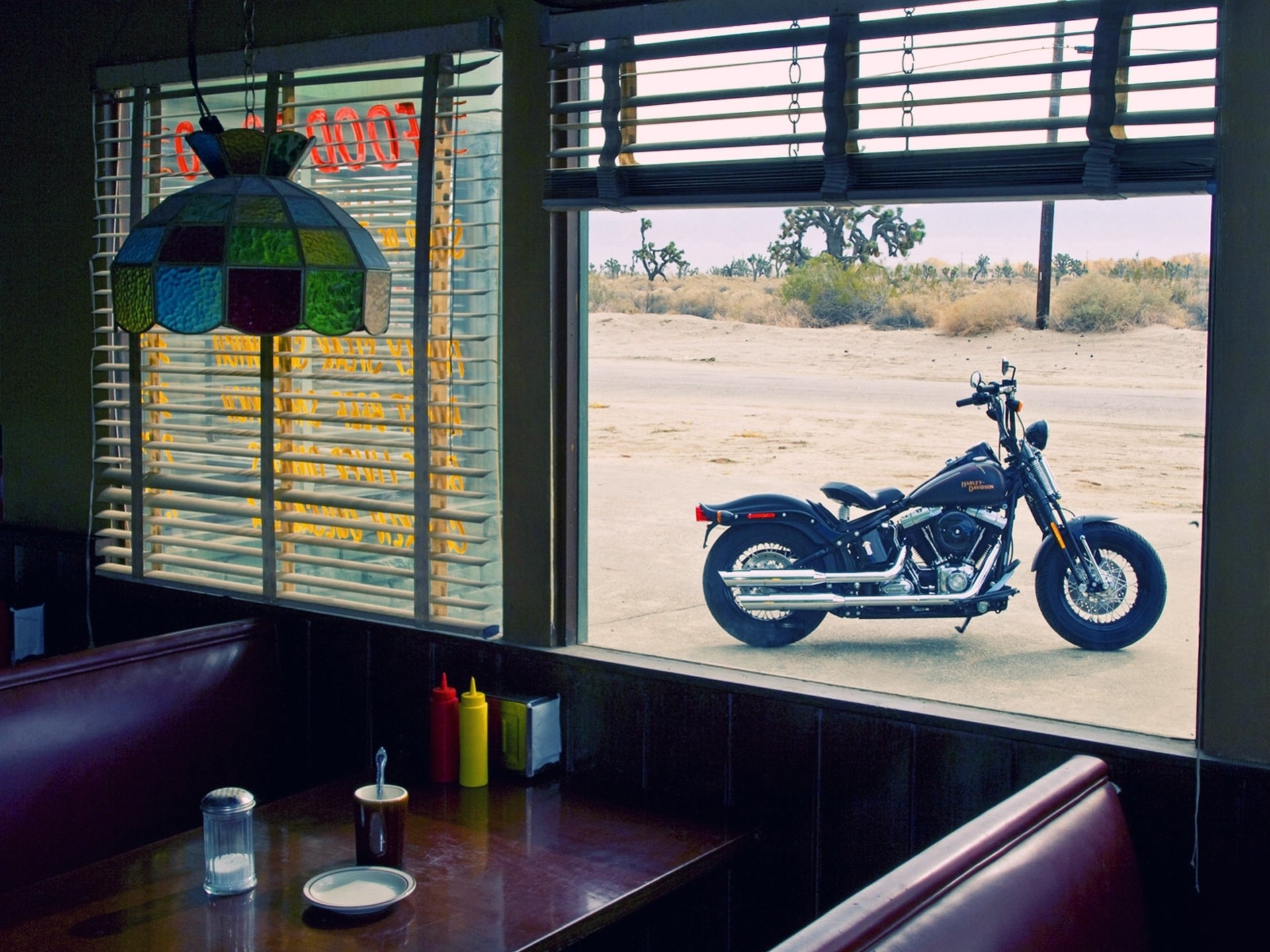 lampadario finestra di vista cafe harley-davidson tavolo