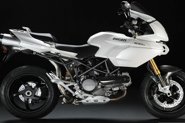 Moto Ducati blanca sobre fondo neutro