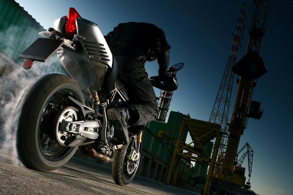 La moto sportive roule à l usine