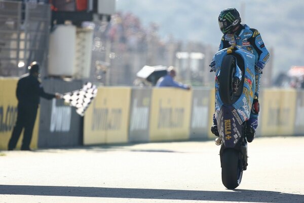 Motociclista en azul termina primero