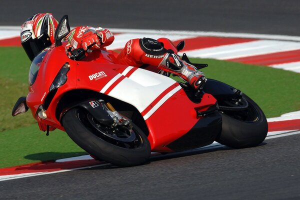 Une délicieuse moto Ducati dans laquelle