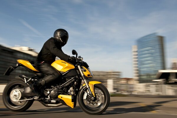 Autour de la ville sur une Ducati jaune-noir avec la brise