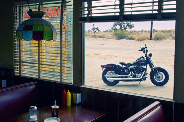 Moto harrley Davidson, vue depuis la fenêtre du café