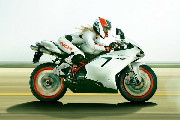 Fille sur une moto sportive blanche ducati 848