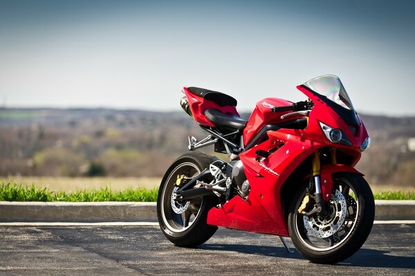 Rojo daytona 675 cerca de la carretera