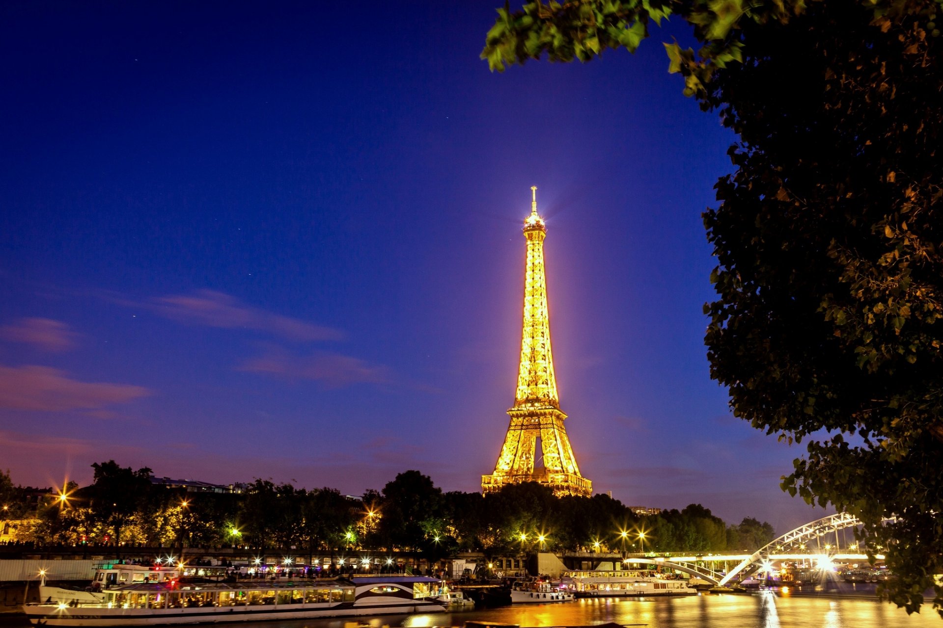 paryż francja most rzeka sekwana wieża eiffla la tour eiffel miasto noc światła światło oświetlenie drzewa