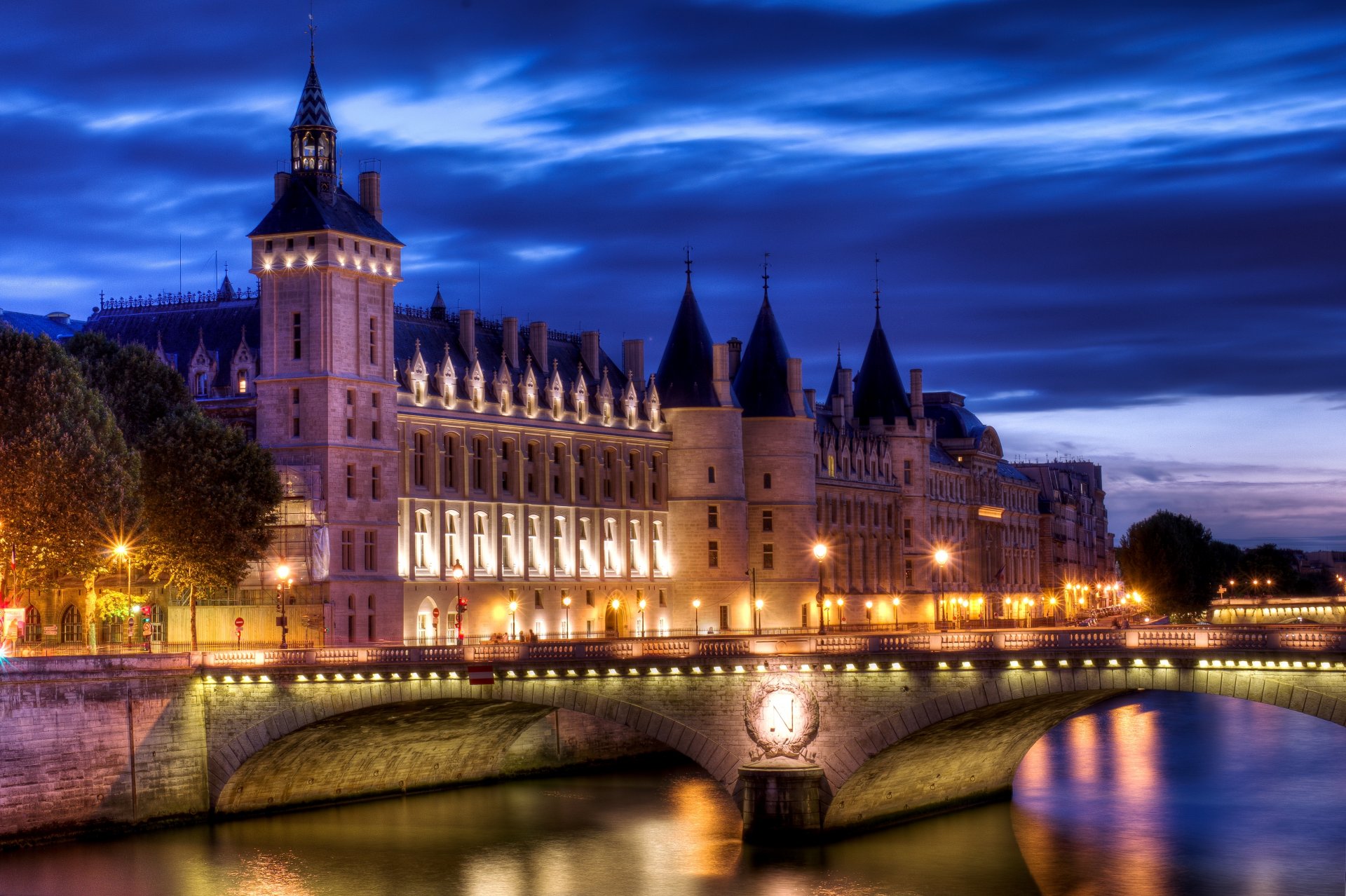 la conciergerie conciergerie zamek pałac sprawiedliwości most rzeka światło miasto paryż francja wieczór