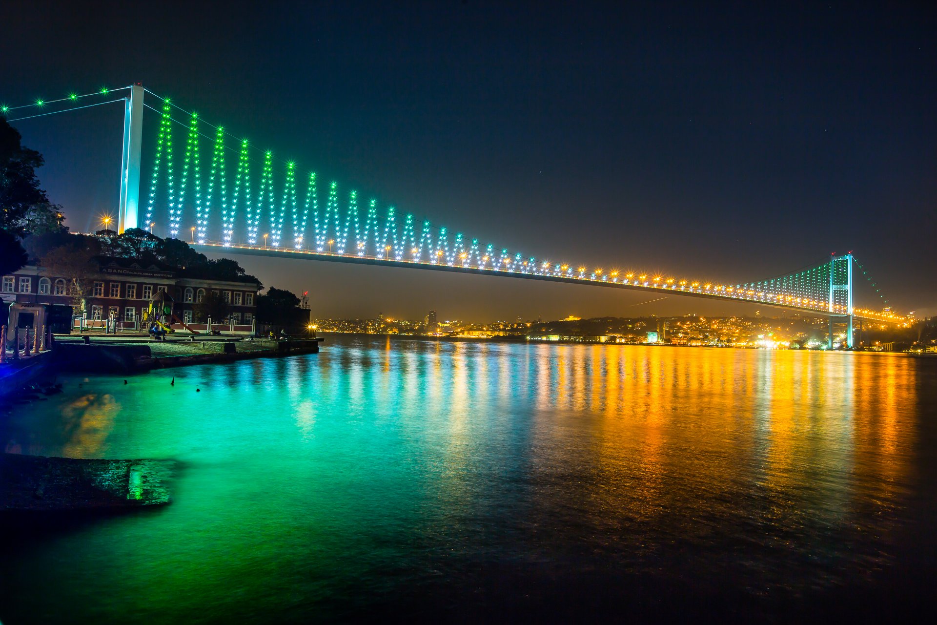 ponte del bosforo istanbul turchia notte lanterne mar di marmara città natura luci edifici