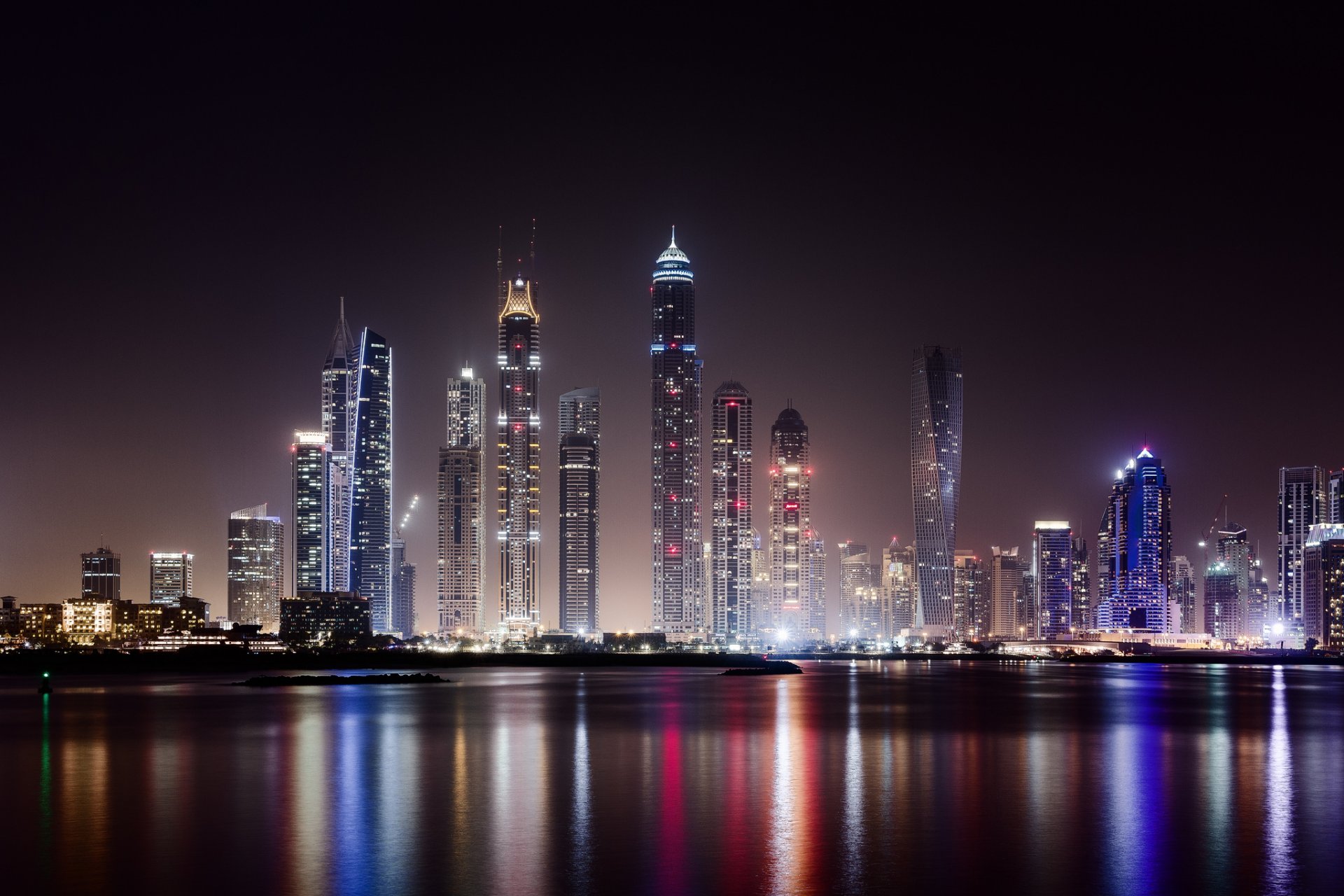 emirats arabes unis eau dubaï ville métropole gratte-ciel maisons bâtiments nuit éclairage lumières eau lumière