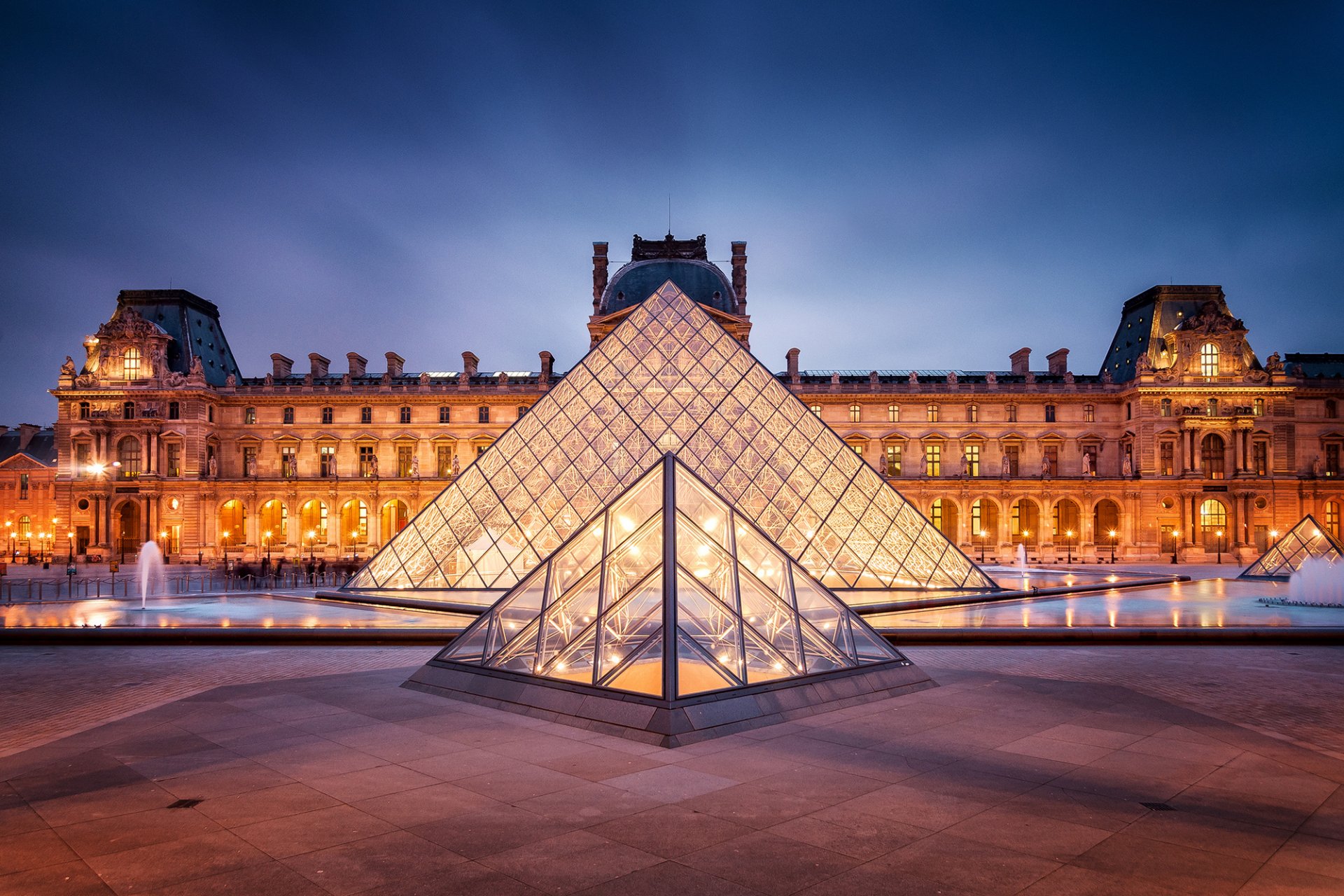 parís francia louvre ciudad iluminación iluminación tarde crepúsculo plaza museo pirámide fuente arquitectura