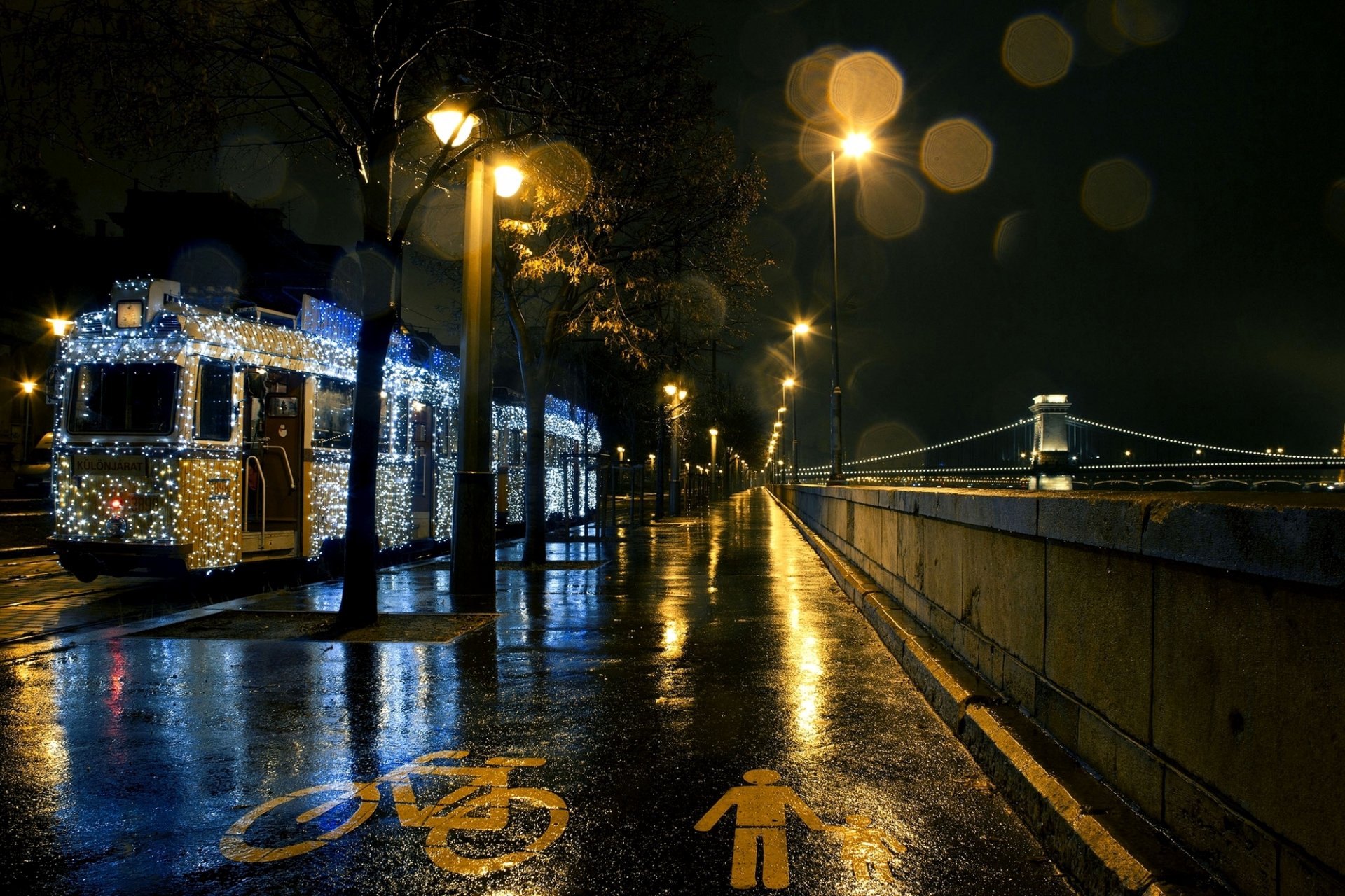 budapest hungría magyarország széchenyi lánchíd puente de las cadenas széchényi ciudad noche tranvía guirnaldas carretera asfalto río danubio iluminación linternas