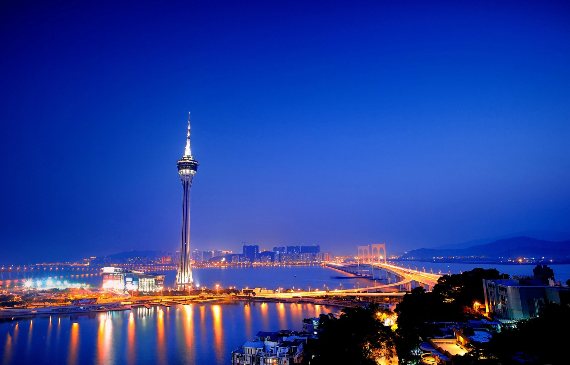 chine macao aomen ville tour pont mer bleu ciel nuit rétro-éclairage lanternes lumières