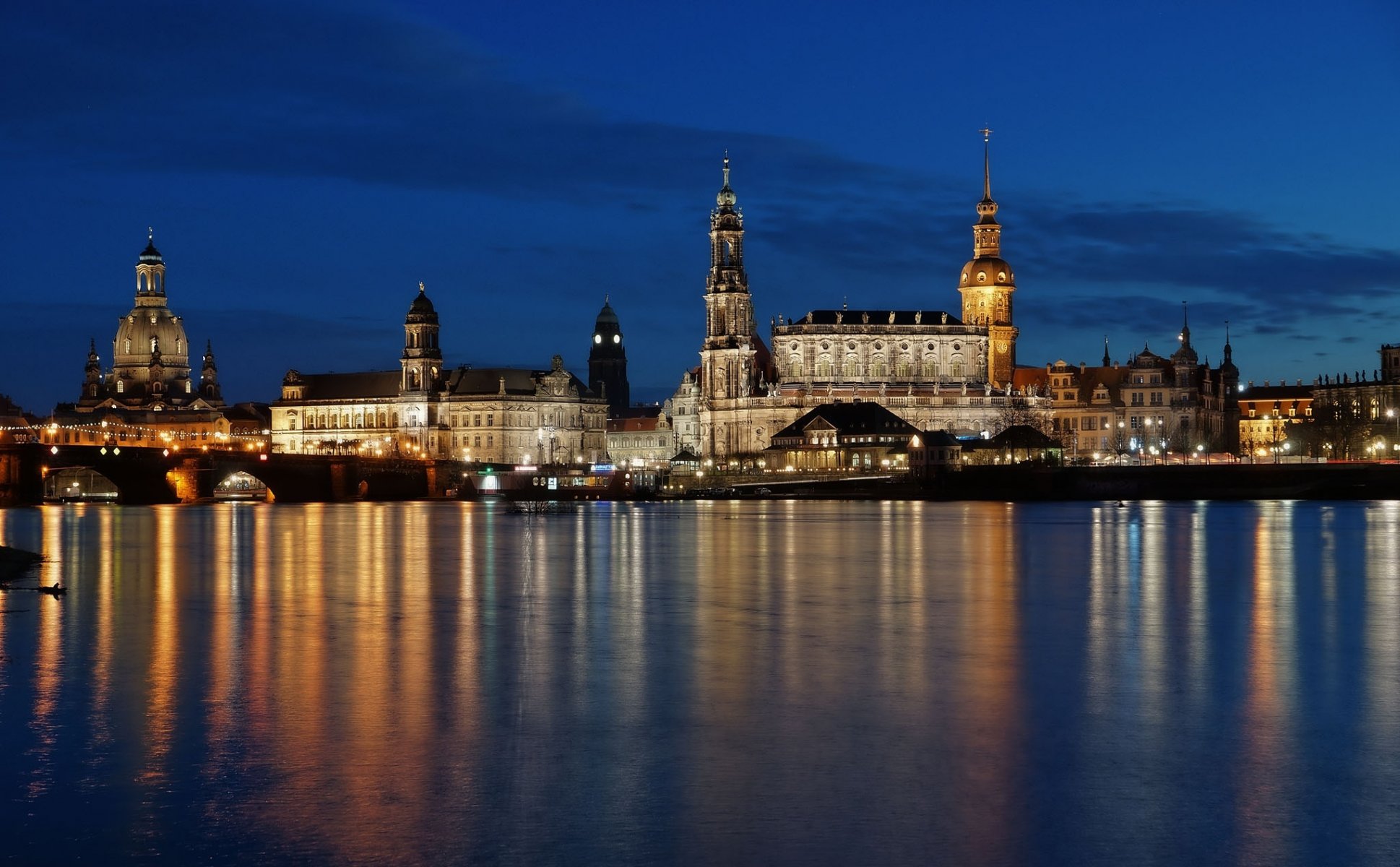 dresden deutschland nacht wasser licht reflexion häuser gebäude architektur brücke