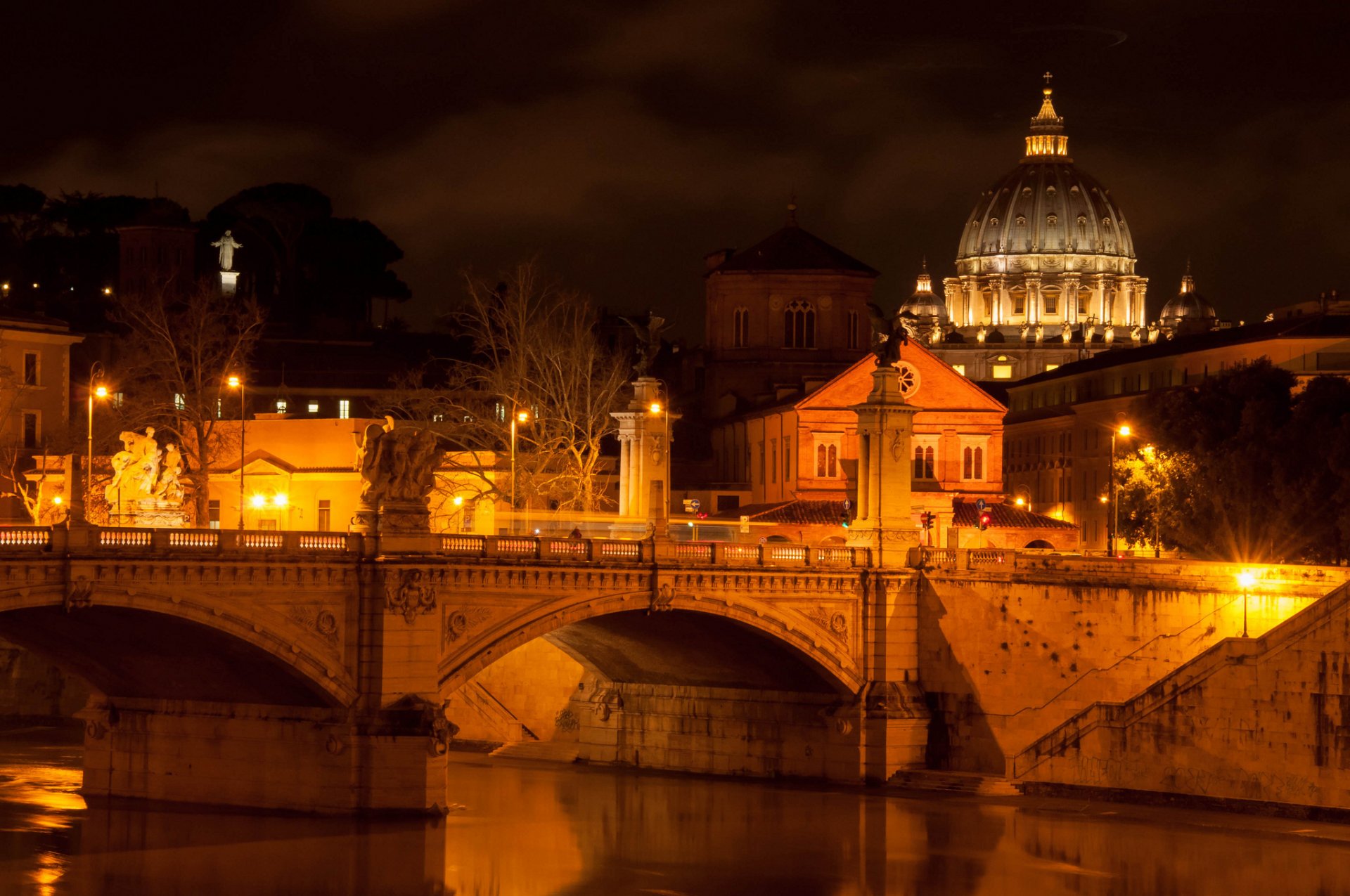 tato della città del vaticano città del vaticano roma italia ponte di sant angelo ponte di sant angelo basilica di san pietro cattedrale di san pietro fiume tevere architettura città notte luce illuminazione lanterne