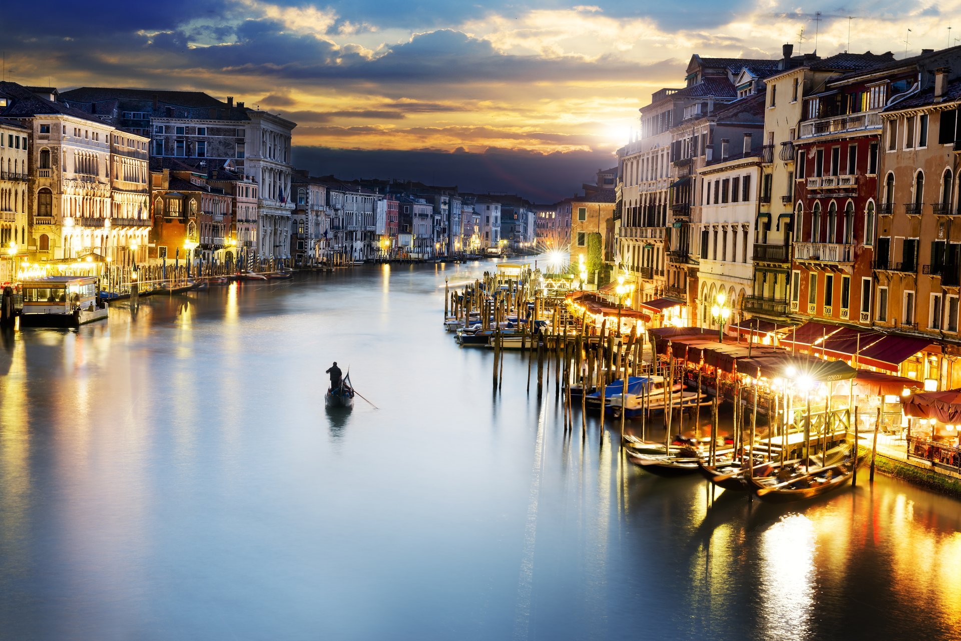 venezia città italia canal grande canal grande sera cielo nuvole tramonto case edifici mare gondole persone lanterne illuminazione