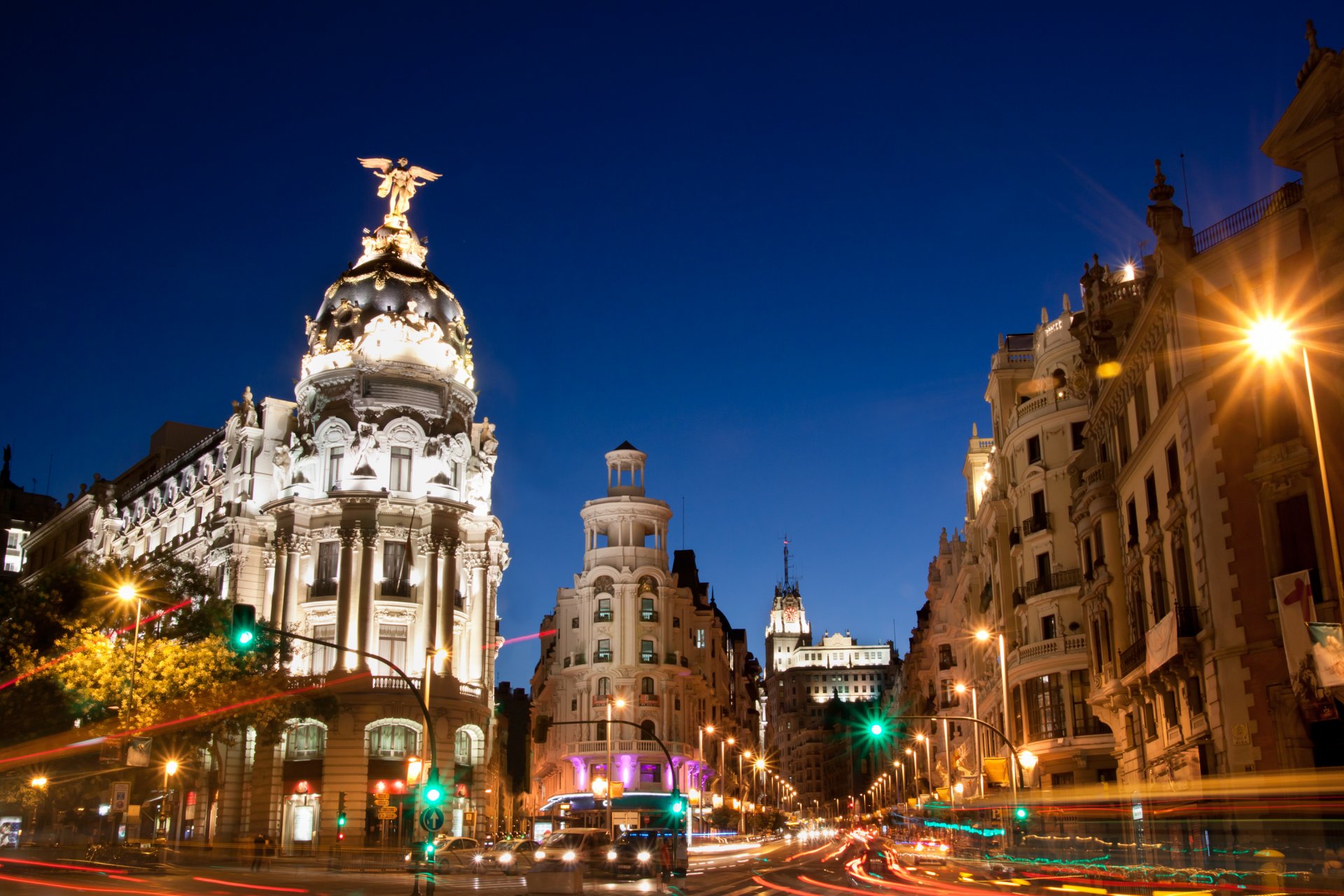 madrid spanien gran vía gran vía straße stadt nacht architektur häuser gebäude straße autos belichtung ampeln lichter beleuchtung