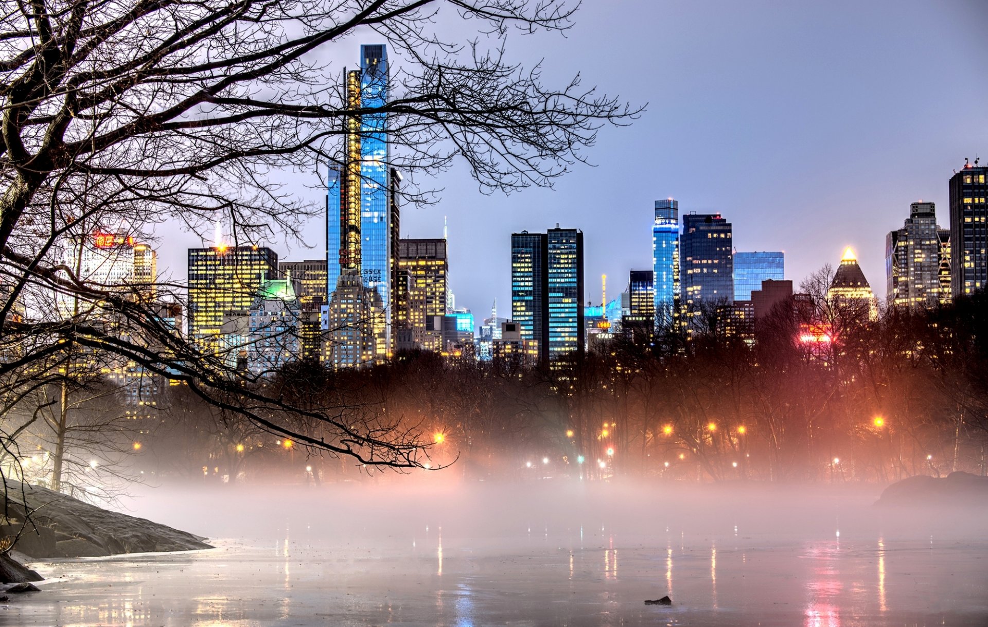 new york manhattan central park usa ville soirée arbres branches lumières brouillard nature parc lac bâtiments maisons gratte-ciel