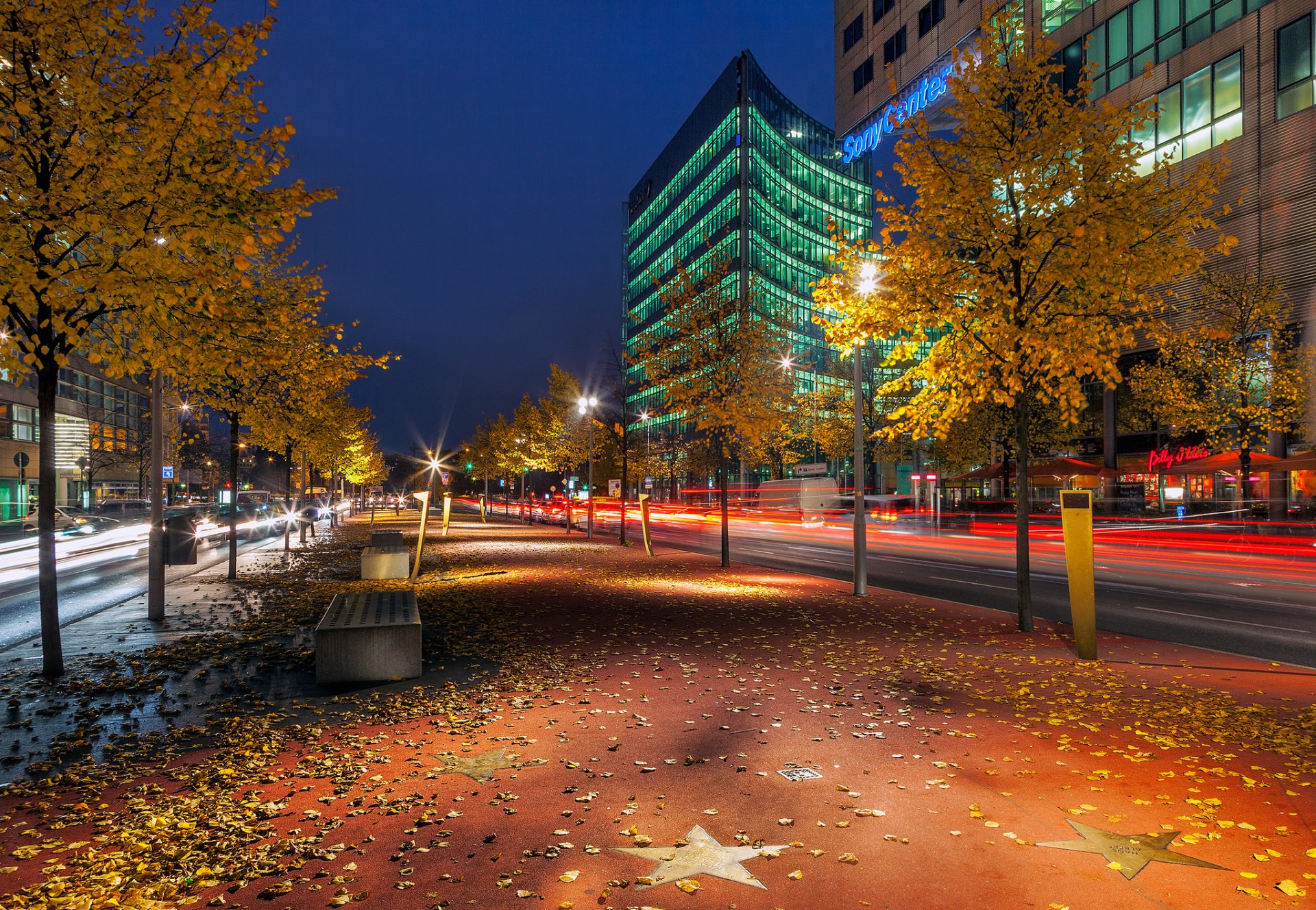 avenida der zvezda potsdamer platz berlín avenida zvezda alemania ciudad noche otoño hojas árboles bancos camino exposición edificios