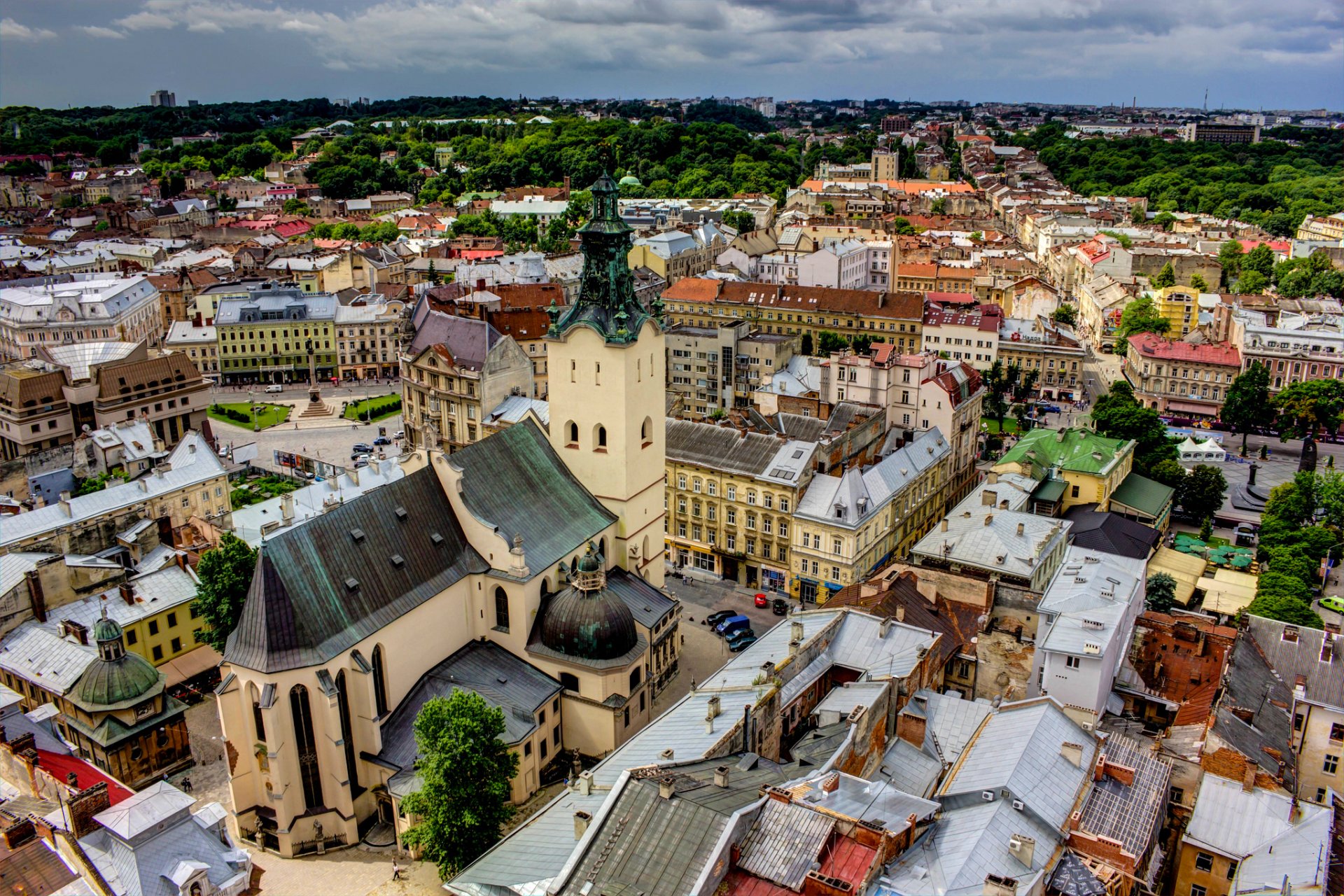 lviv lviv ukraine lateinische kathedrale architektur häuser dächer gebäude stadt panorama bewölkt wolken