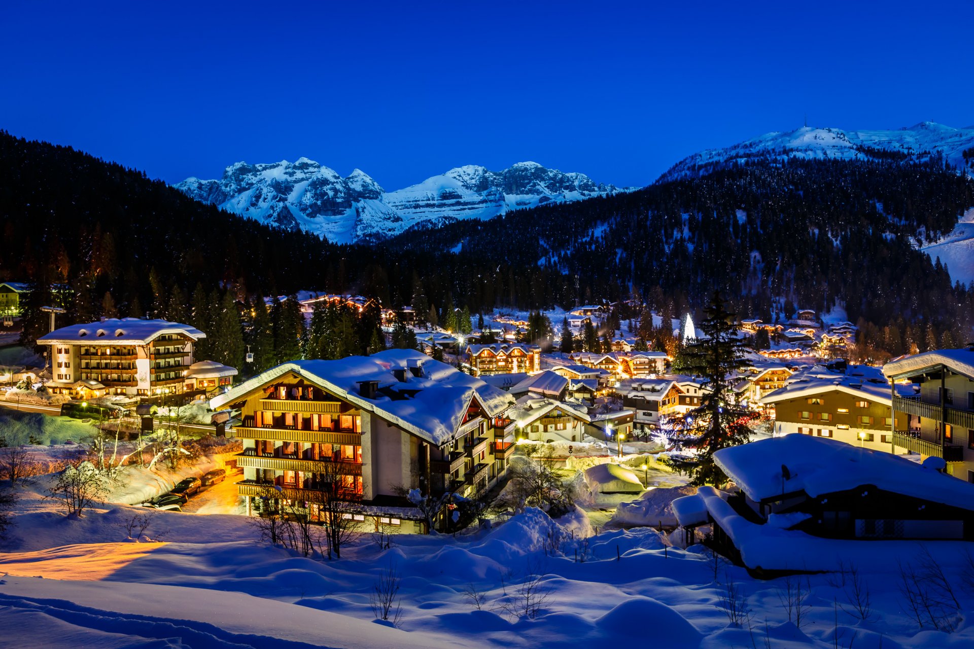 madonna di campiglio italia italia alpi madonna di campiglio alpi montagne città neve alberi alberi di natale case edifici luci notte inverno