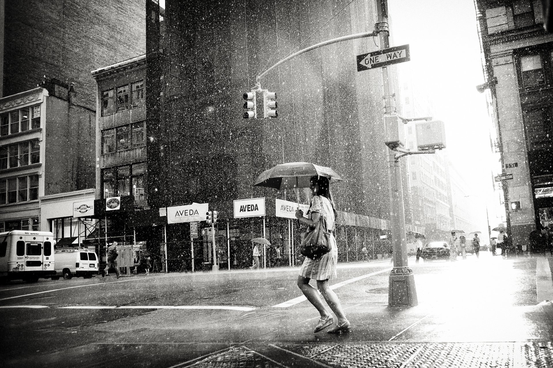 lluvia mujer niña blanco y negro ciudad hont clima soledad metrópolis blanco y negro nublado