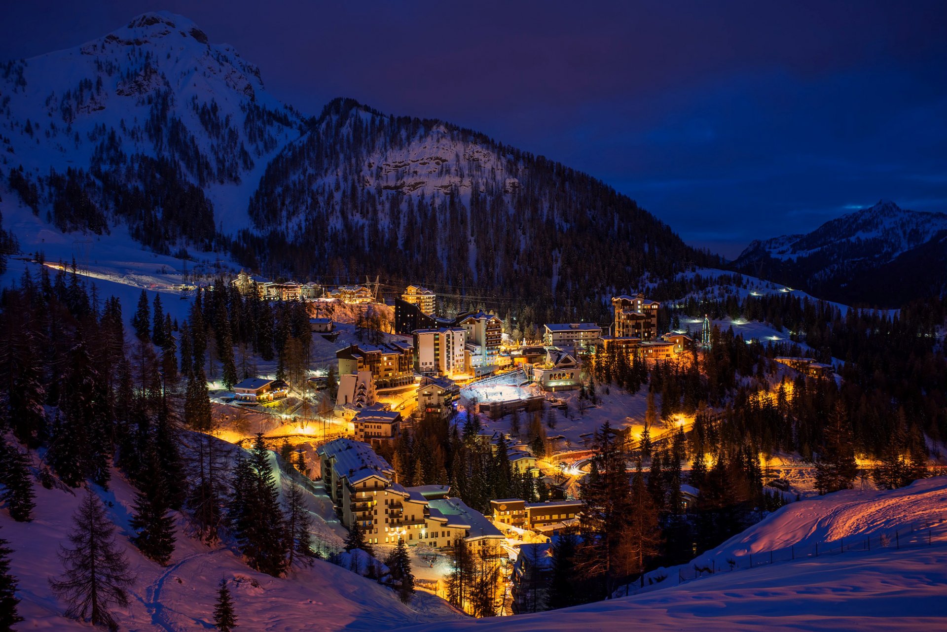 bergamo lombardia orobie italia italia alpi alpi montagne alberi abete rosso inverno città notte case edifici luce