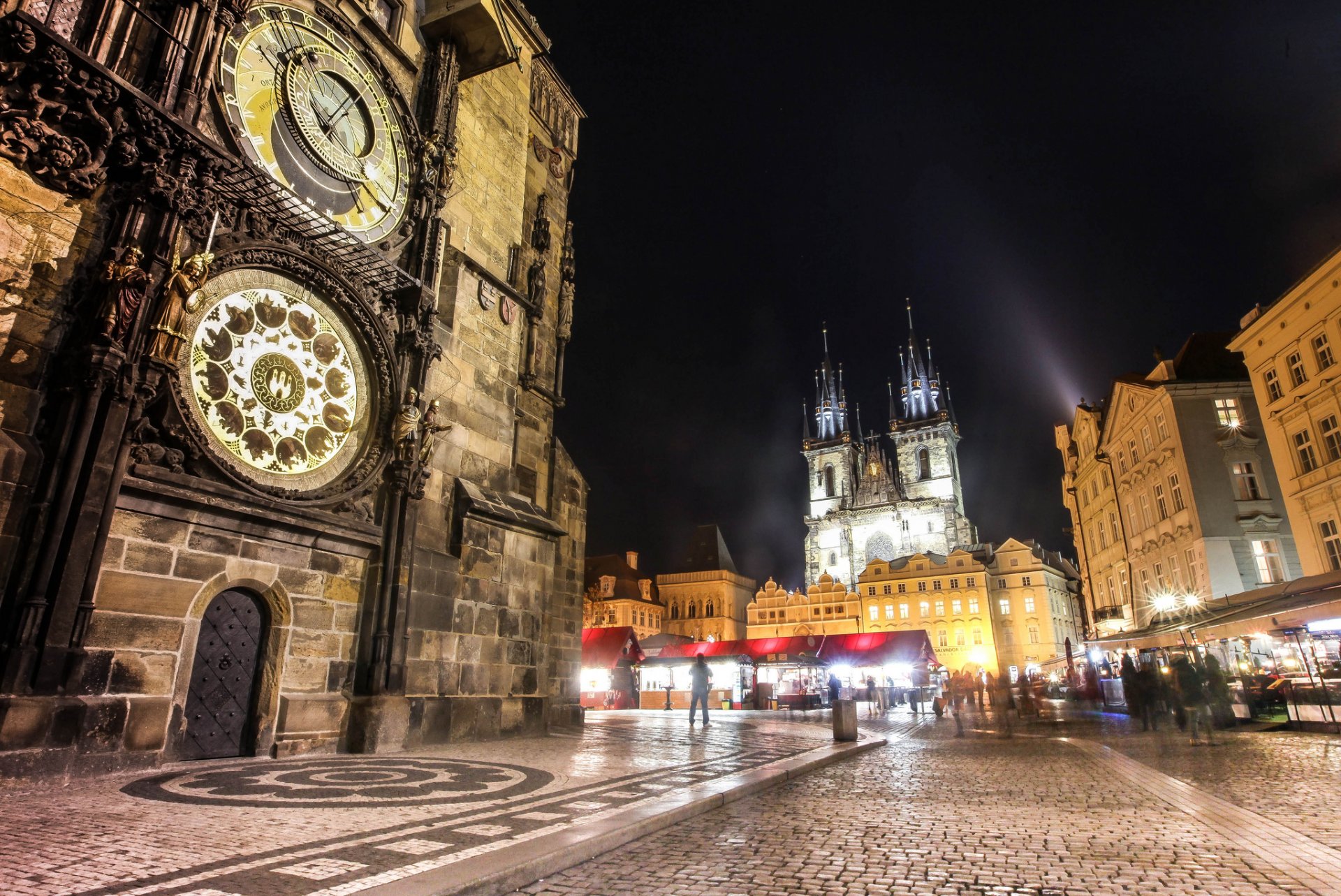 prague tchèque staré město république tchèque stare mesto place de la vieille ville nuit ville architecture bâtiments horloge éclairage personnes