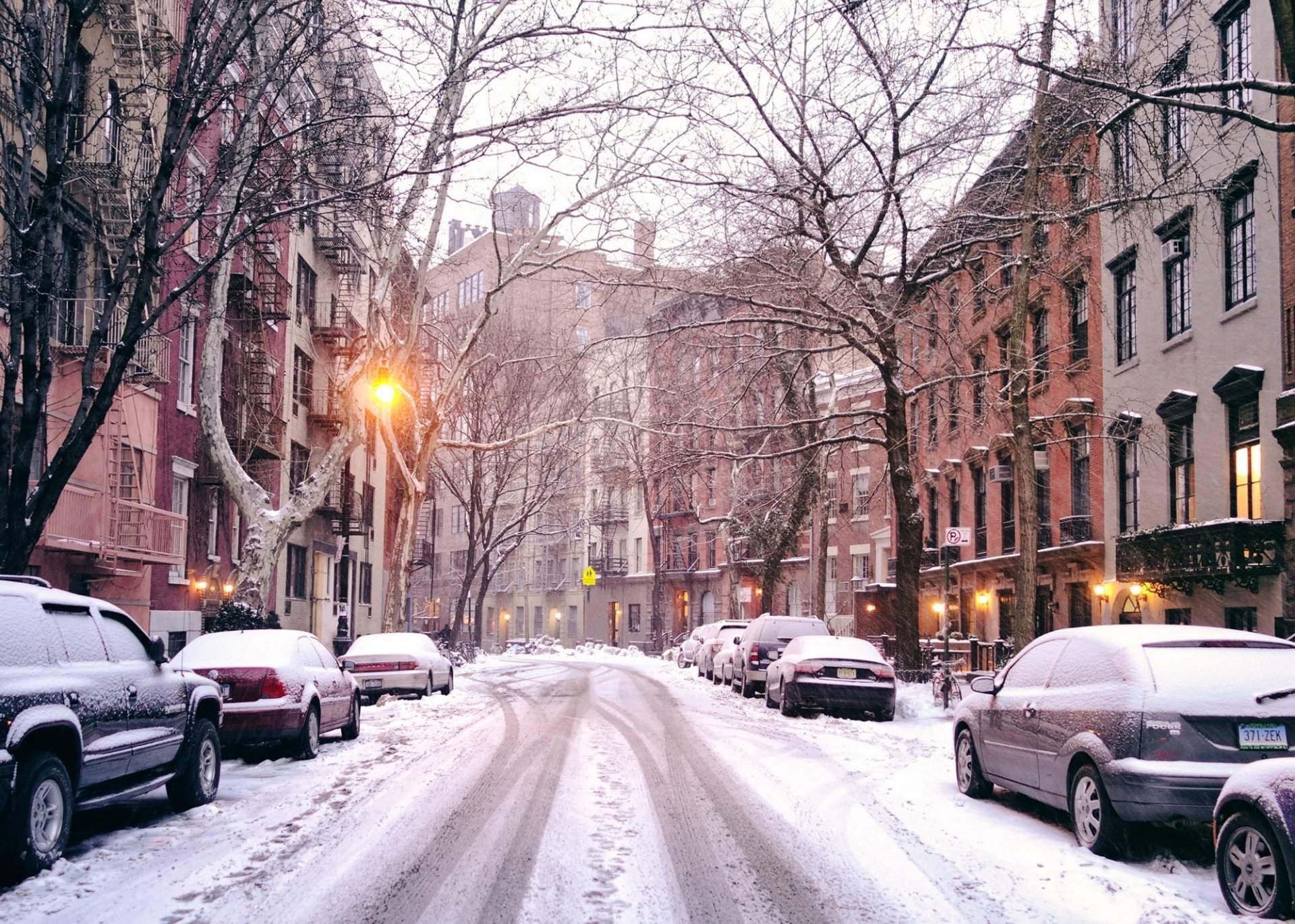 new york usa vereinigte staaten von amerika stadt straße straße schnee autos häuser gebäude bäume laternen licht winter