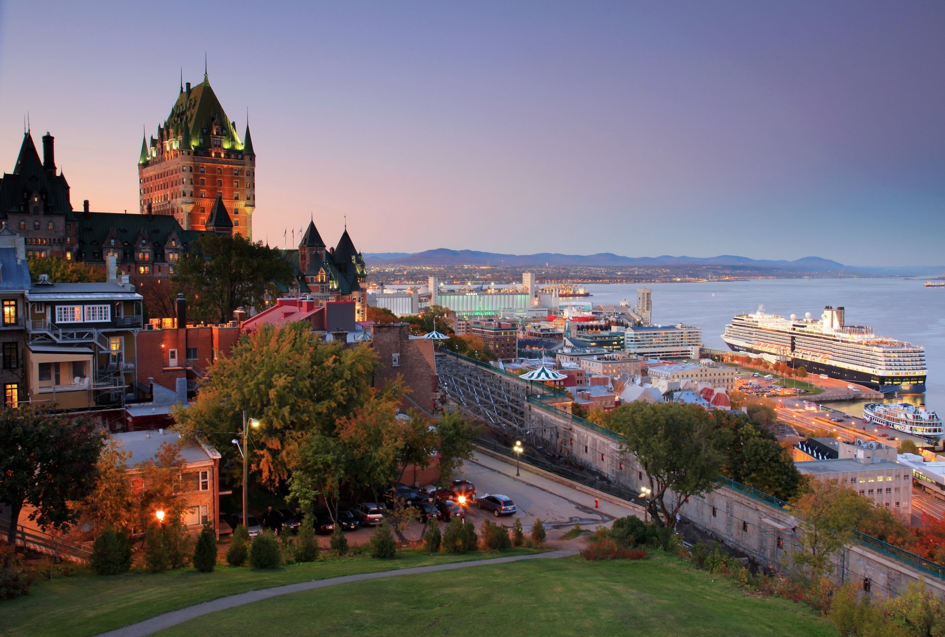 città del canada cuebec canada provincia quebec mare baia castello lungomare porto città case sera paesaggio tramonto crociera nave