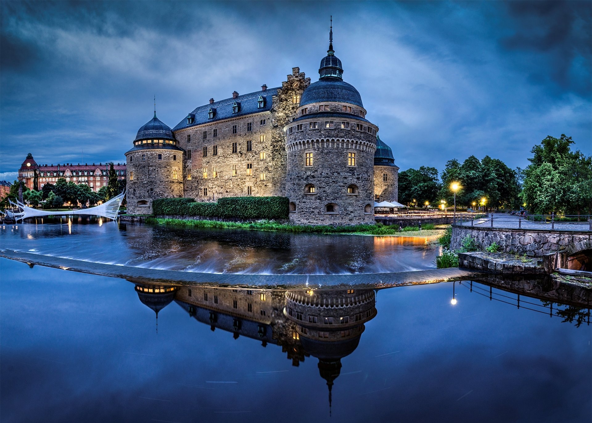 szwecja örebro slott örebro zamek rzeka woda odbicie architektura wieczór niebo oświetlenie