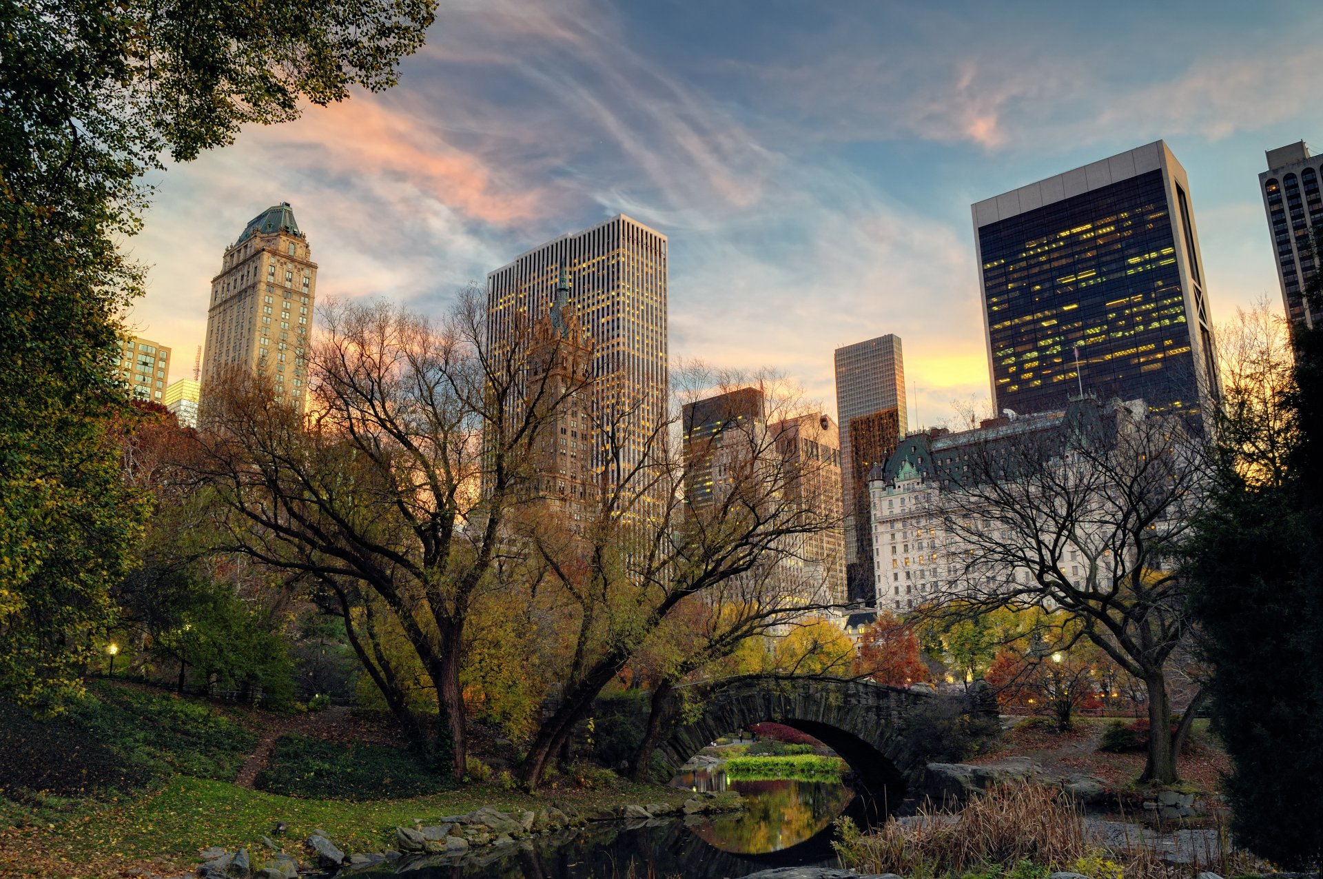 new york manhattan central park usa ville soirée nature arbres pont rivière gratte-ciel maisons bâtiments