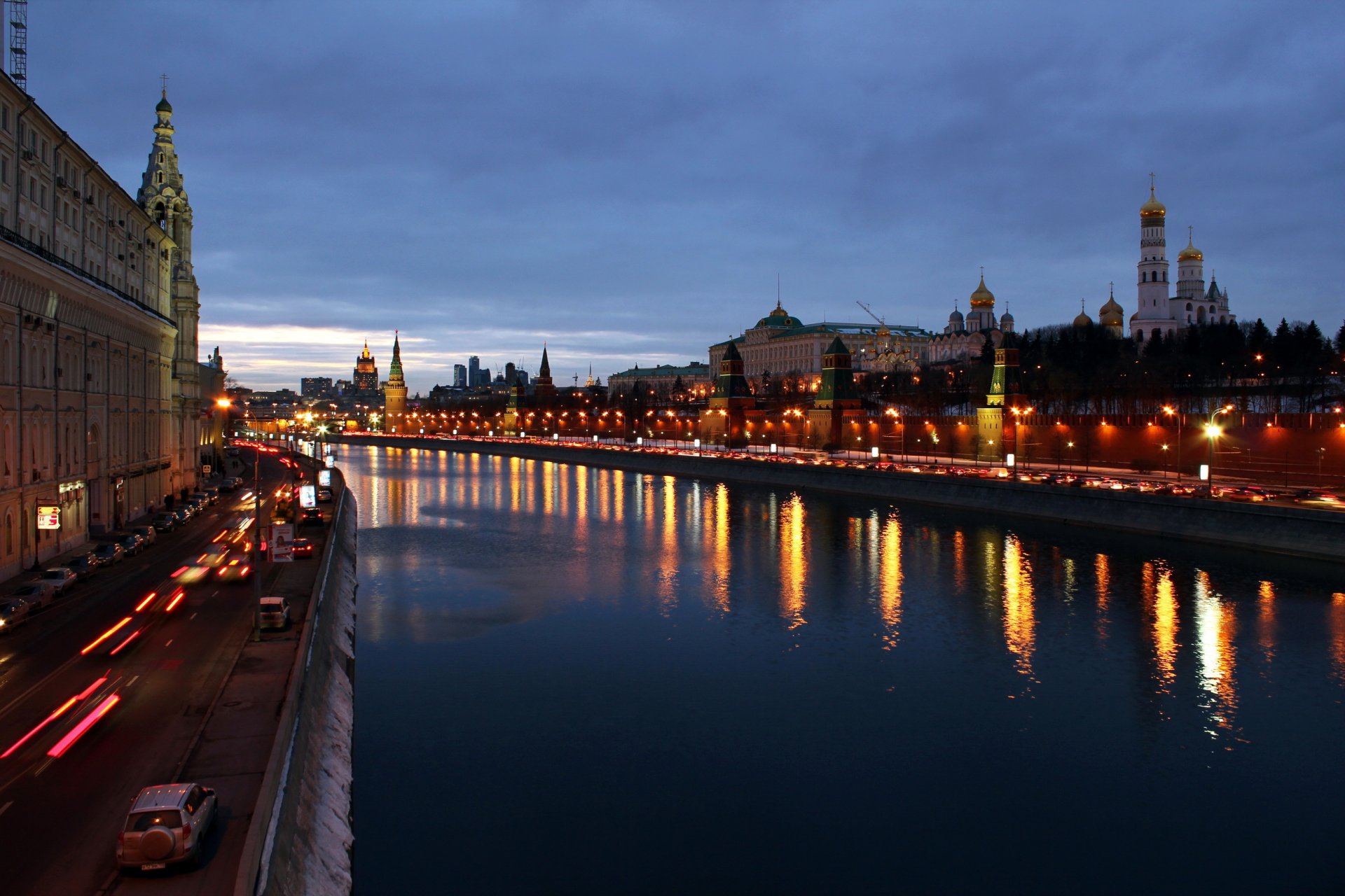 moscú ciudad tarde luces kremlin terraplén río kremlin capital catedral del arcángel catedral de la anunciación palacio estatal del kremlin carretera coches edificios muro del kremlin