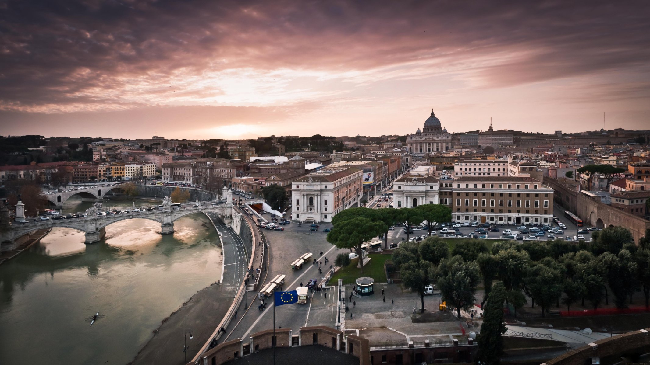 stadt italien vatikanstadt straße straße gebäude häuser wasser brücke menschen bäume himmel