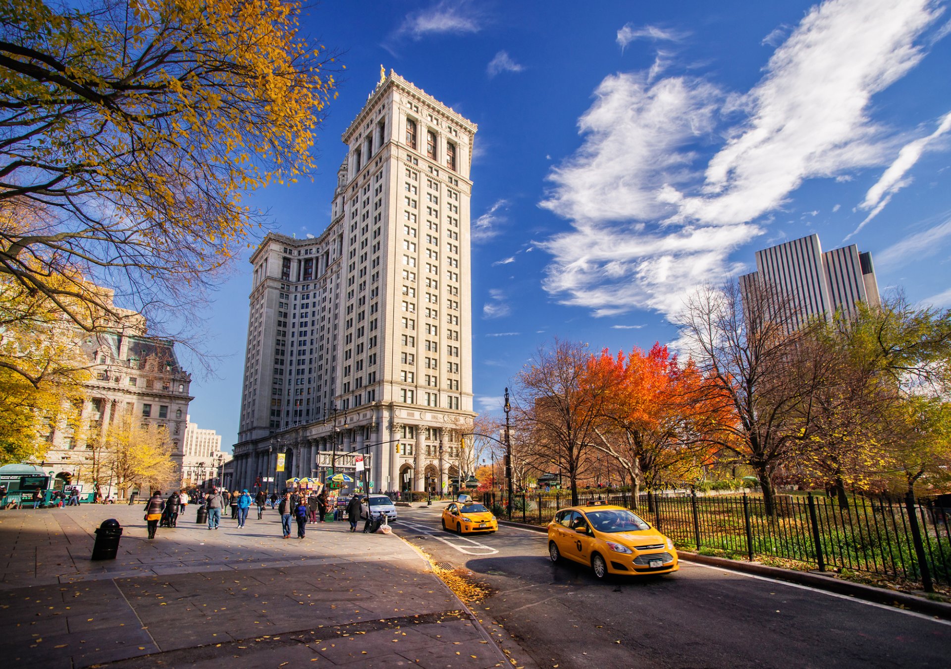 nowy jork manhattan usa miasto droga ulica taksówki samochody ludzie jesień park drapacze chmur budynki domy niebo chmury