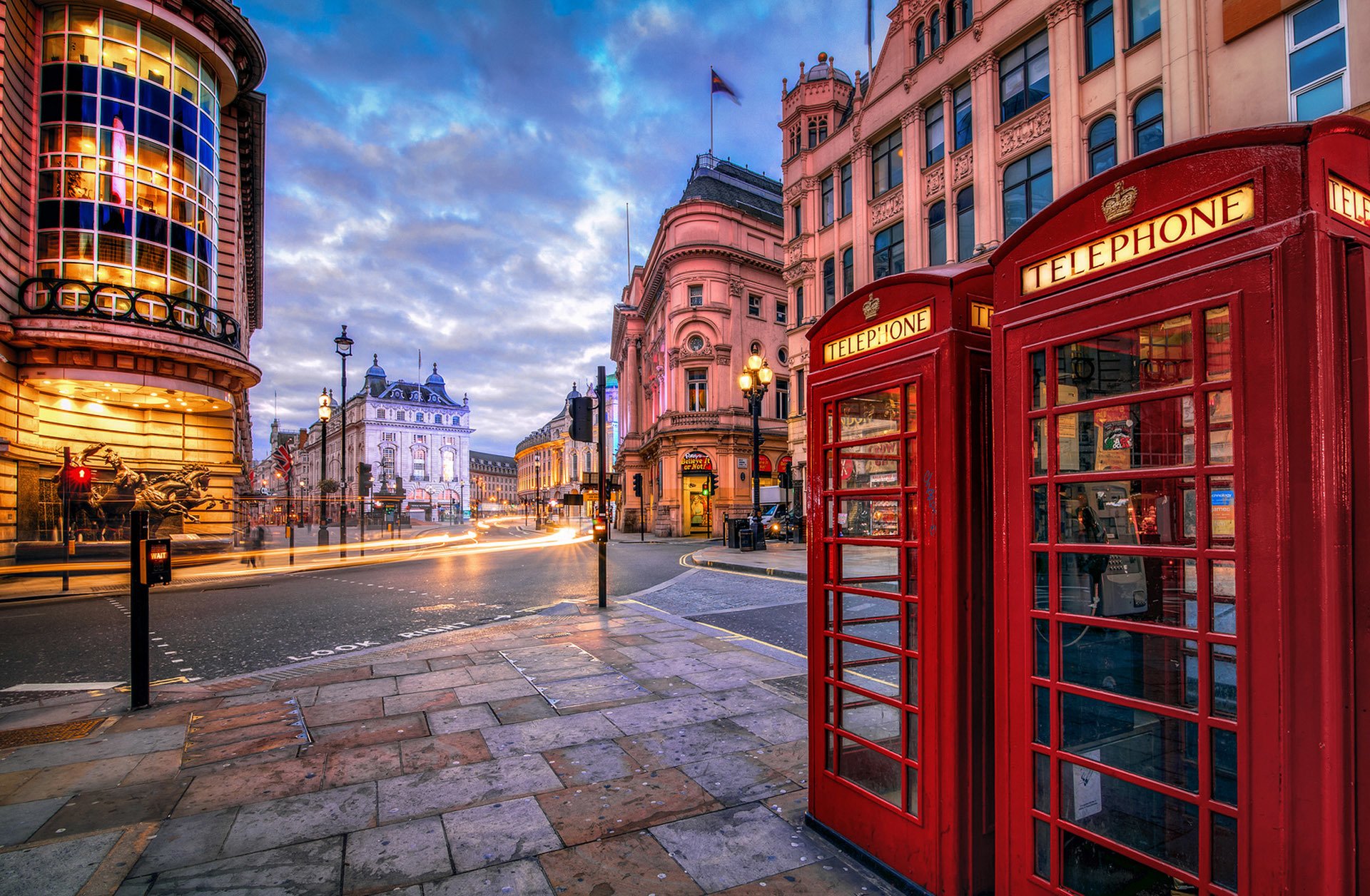 inglaterra londres reino unido ciudad calle camino luz casas edificios cabinas telefónicas linternas noche