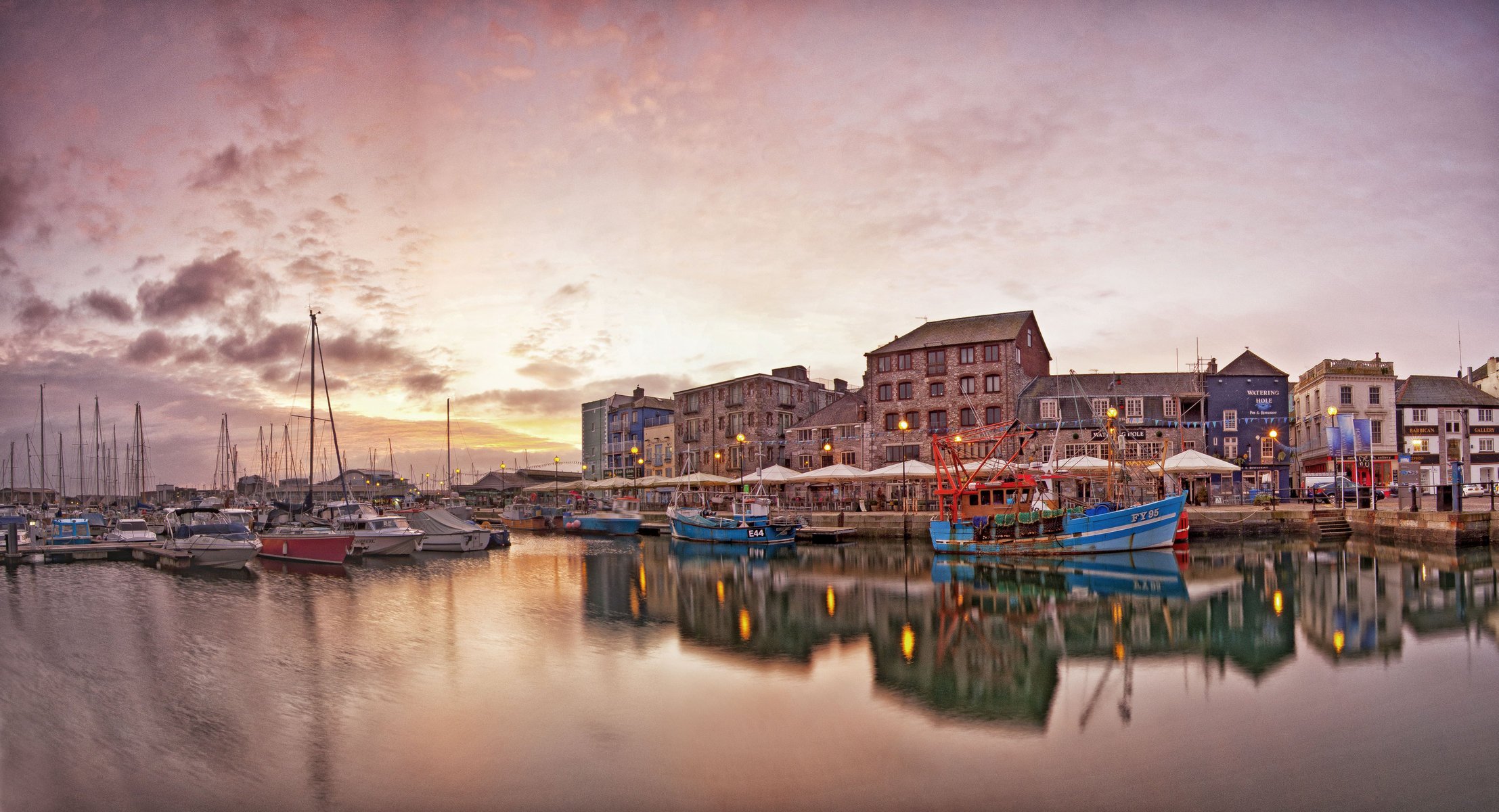 paseo marítimo mar bahía barcos de pesca yates casas amanecer