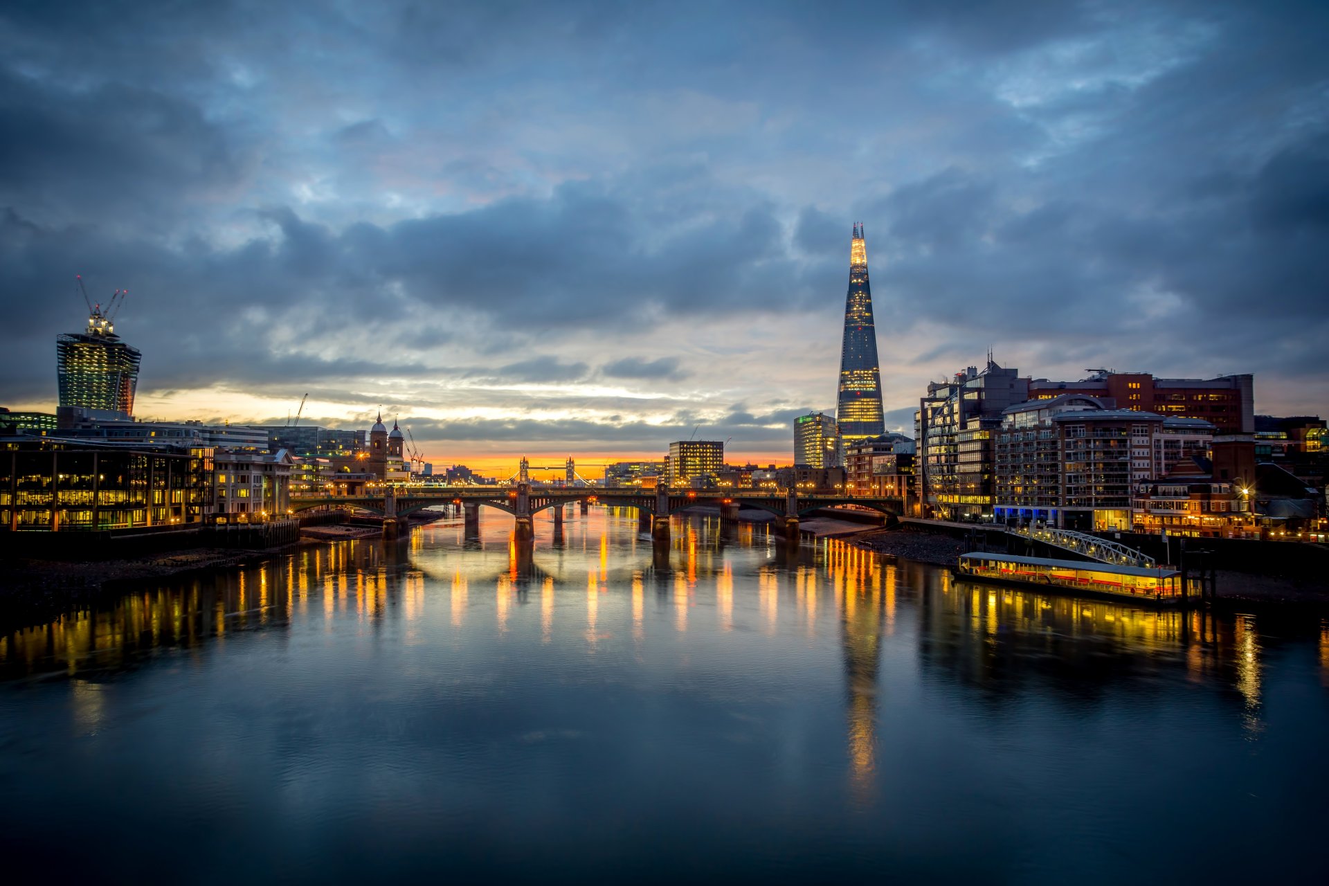 london england united kingdom southwark bridge splinter city bridge river thames water reflection light evening sky clouds buildings skyscrapers light