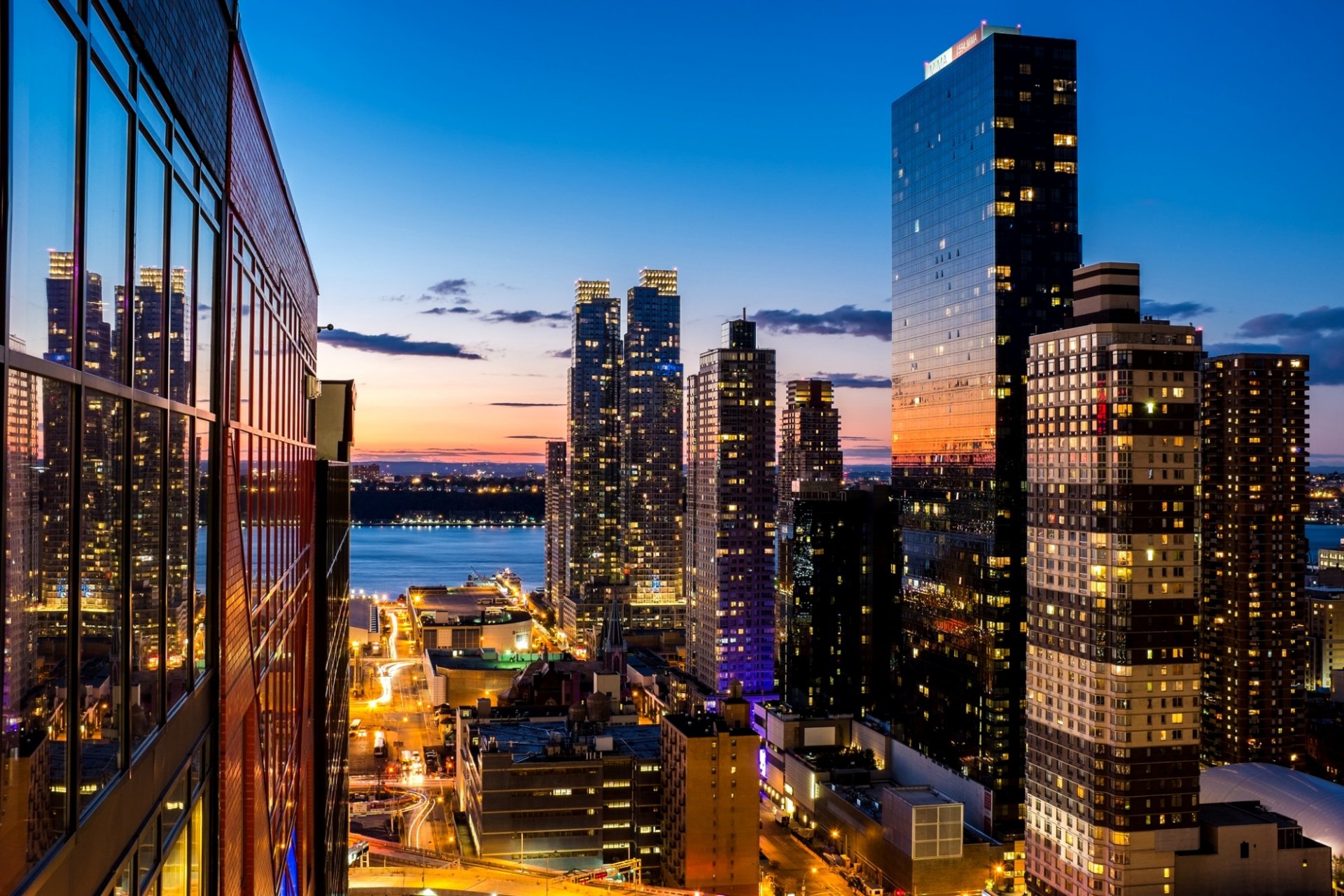 new york usa stadt abend himmel wolken sonnenuntergang wolkenkratzer lichter licht fenster gebäude