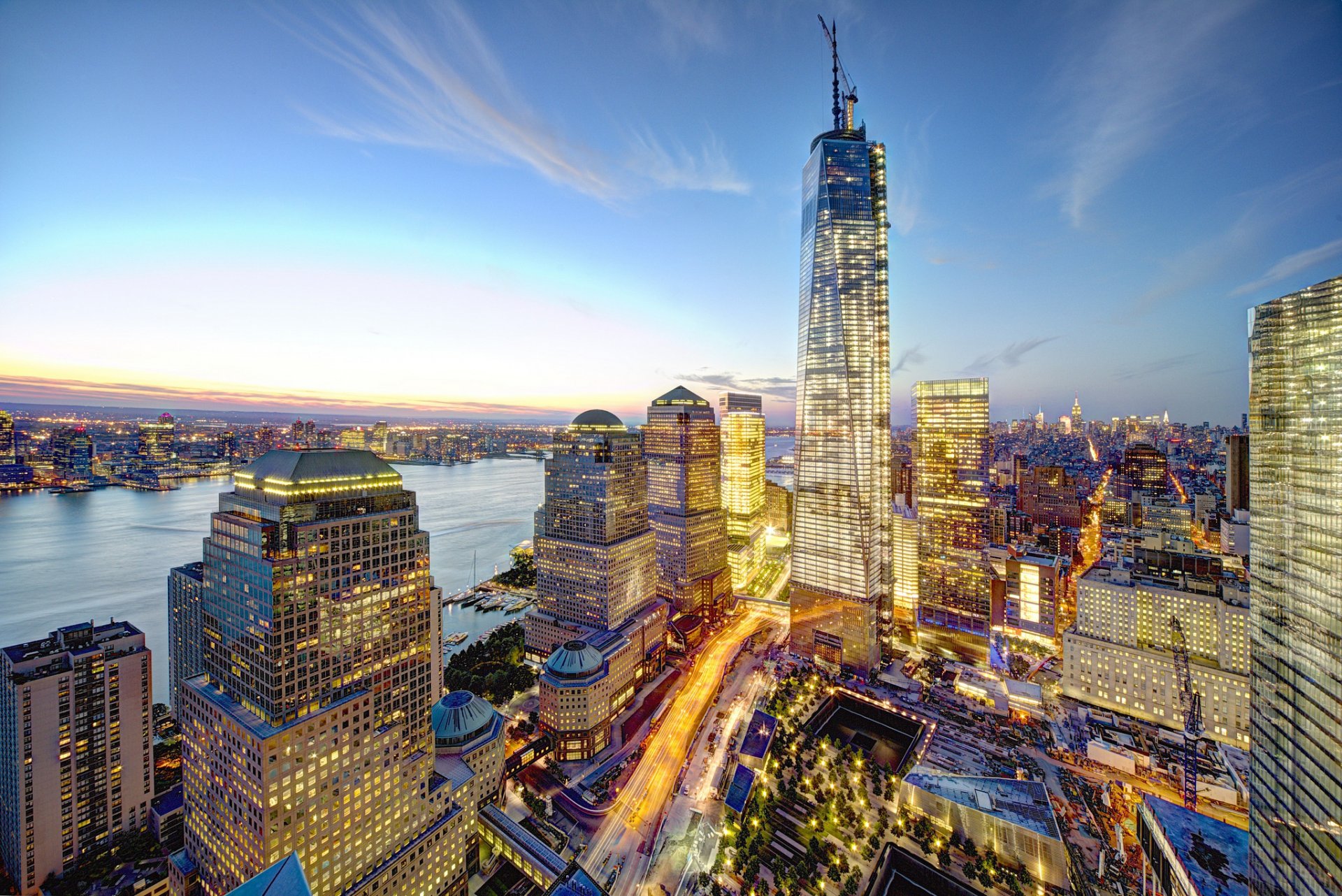 new york manhattan 1 world trade center freiheitsturm cmt usa world trade center stadt lichter abend wolkenkratzer hochhäuser gebäude häuser panorama