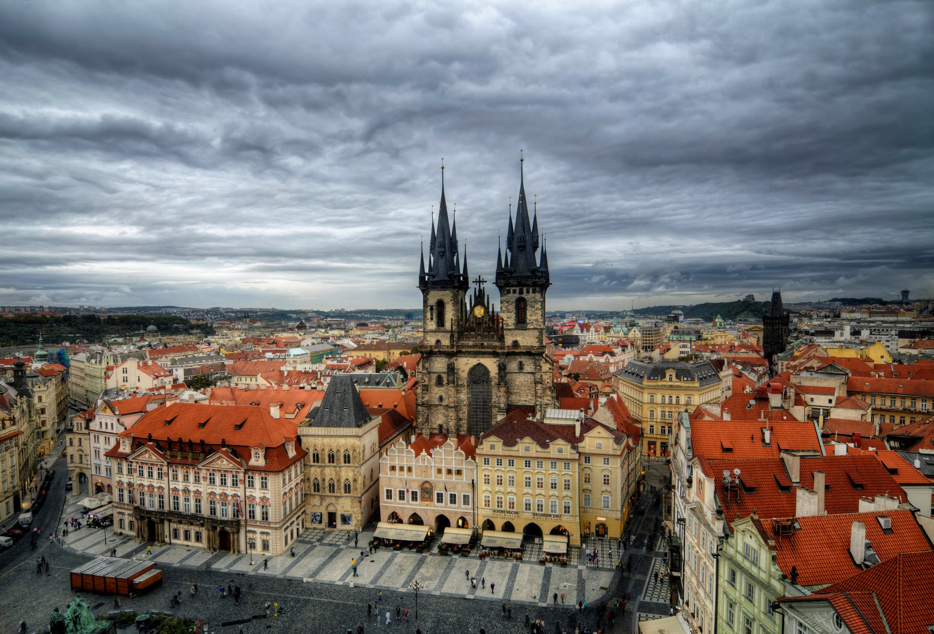 česká republika czechy republika czechy czechy praga miasto staré město stare miejsce staroměstské náměstí rynek starego miasta týnský chrám świątynia tyńska niebo chmury pochmurno ludzie domy budynki architektura