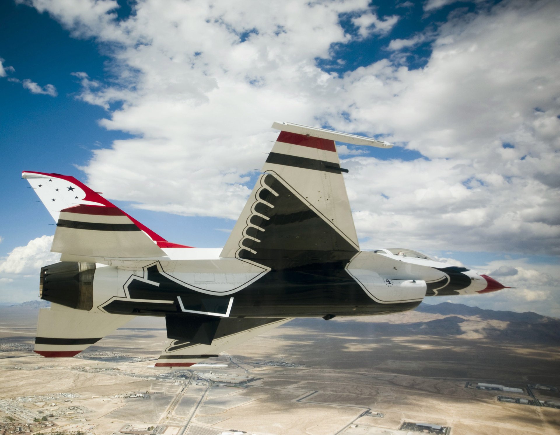 general fighting f-16 falcon dynamics fighter